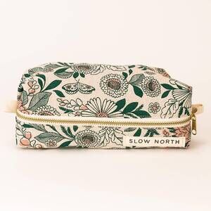 NEW SLOW NORTH women's travel pouch in beige